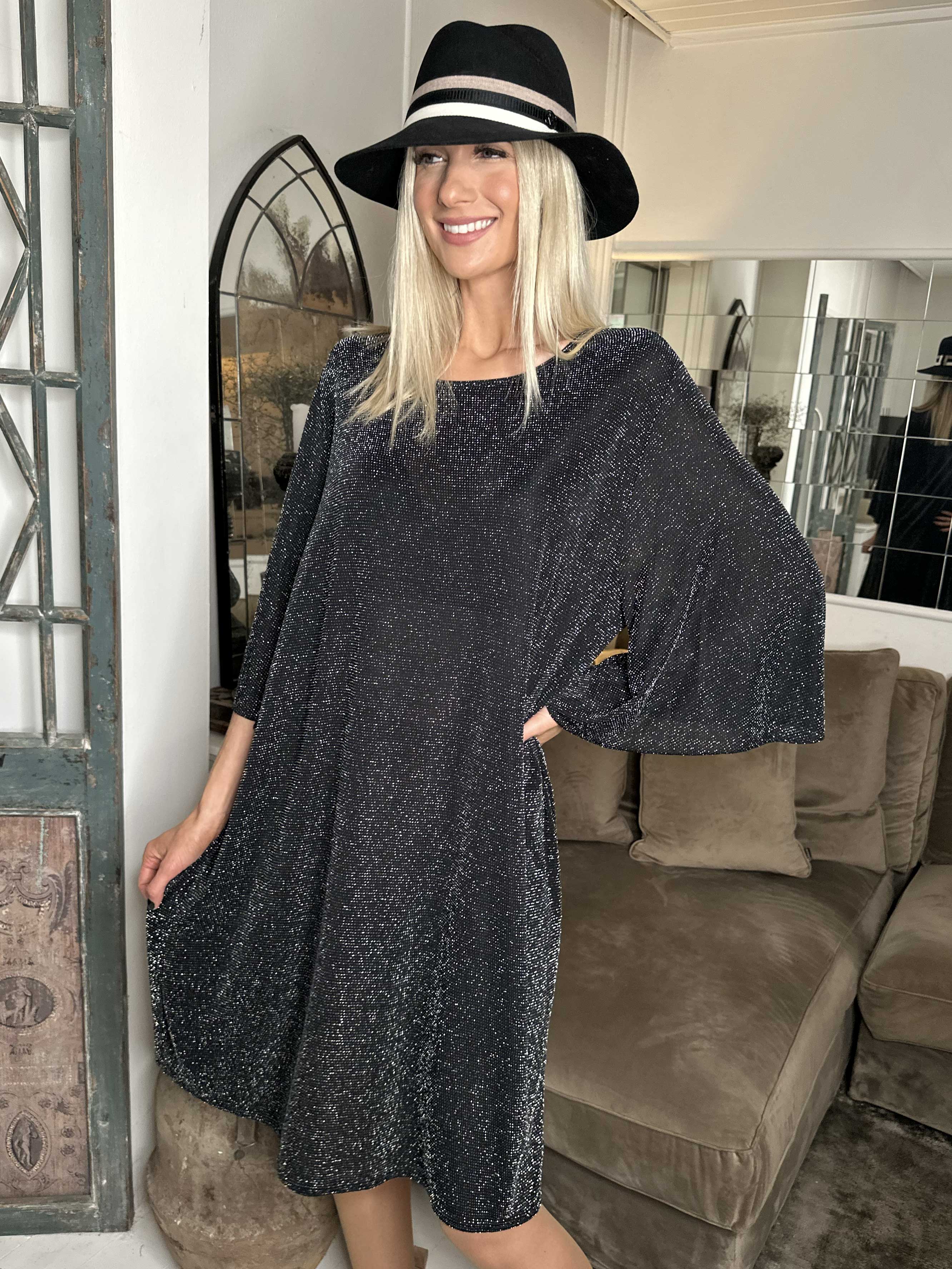 Noemi Glitter - Løs kjole med vidde ærmer og glimmertråde